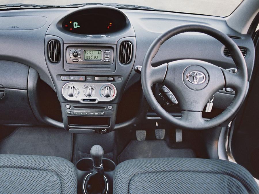  Toyota Yaris Verso 2003 года  (UK) (фото 2 из 4)